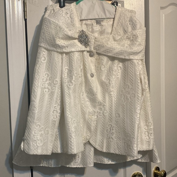 White Lace Two Piece Suit - Picture 2 of 3